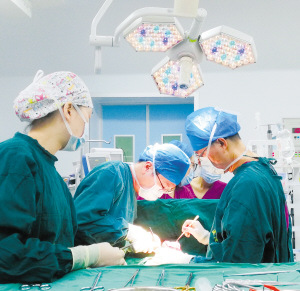   　　手术台上，医生聚精会神地为患儿实施房间隔缺损修补手术。 