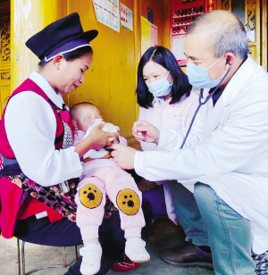   　　心胸外科主任曹辛进村入户筛查儿童先心病。