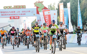   　　昆明环滇池高原自行车邀请赛在呈贡举行。