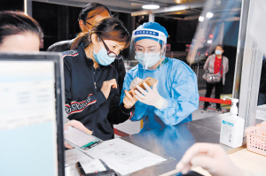   　　云南省第一人民医院感染性疾病及肝病科护士马永蓉坚守核酸采样一线。记者杨艳辉摄