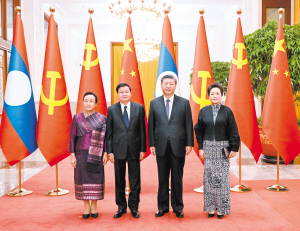   　　11月30日，中共中央总书记、国家主席习近平在北京人民大会堂同老挝人民革命党中央总书记、国家主席通伦举行会谈。