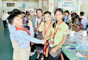   　　老挝小学生与昆明小学生手拉手联谊。本组图片记者王俊星摄