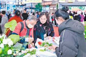   　　众多游客驻足昆明展区。记者王俊星摄